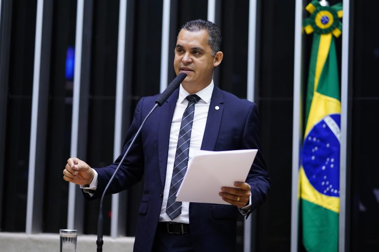 Deputado Gilson Daniel (Pode-ES) discursa no Plenário da Câmara