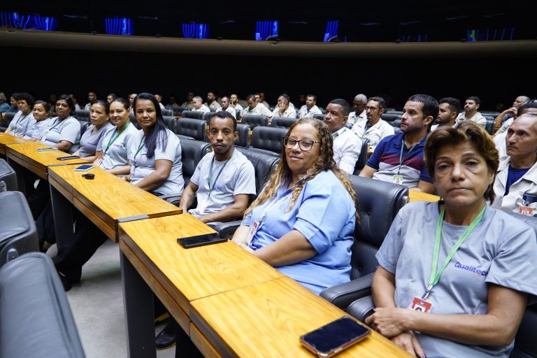 Homenagem aos Trabalhadores de Serviços Gerais e de Manutenção.