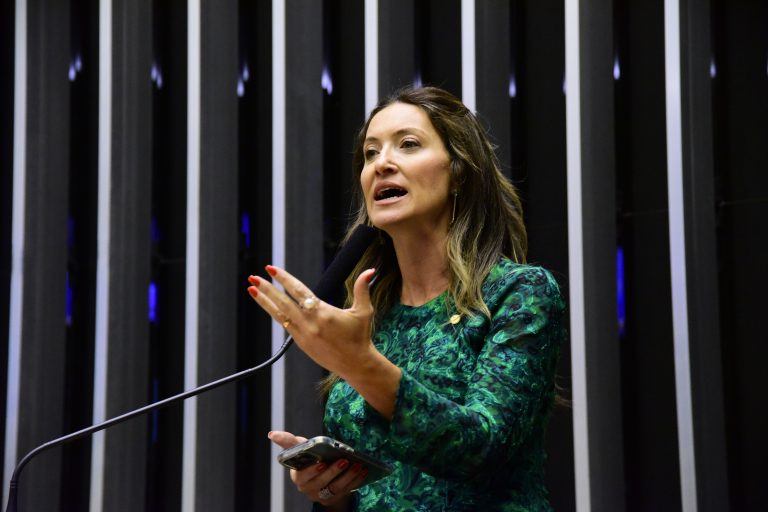 Deputada Greyce Elias fala ao microfone