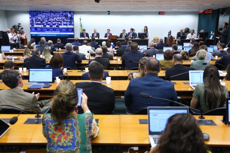 Reunião Extraordinária. Dep. Baleia Rossi (MDB - SP), dep. Aguinaldo Ribeiro (PP - PB), dep. Reginaldo Lopes(PT - MG), sen. Roberto Rocha e o secretário Extraordinário da Reforma Tributária, Bernardo Appy