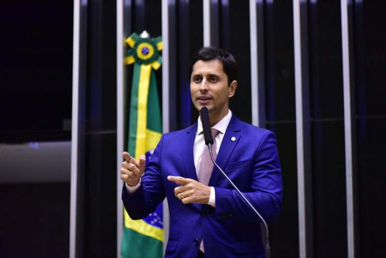 Deputado Duarte fala ao microfone
