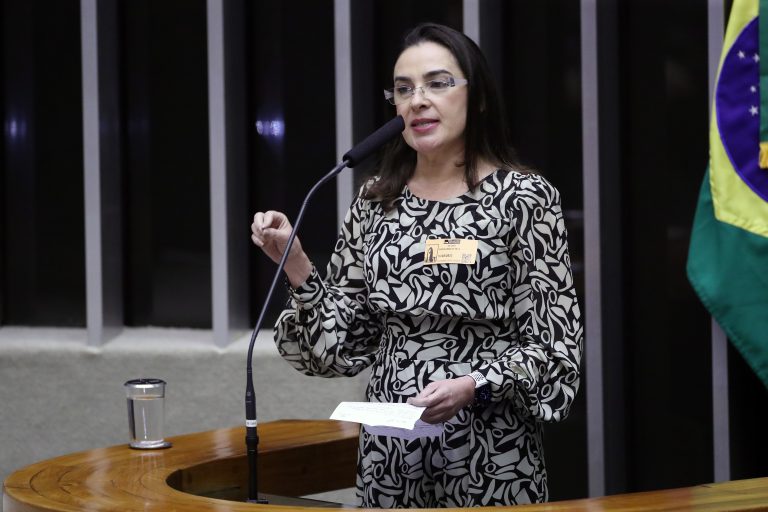 Homenagem à Campanha de Conscientização do Mês da Obesidade. Diretora da Sociedade Brasileira de Endocrinologia, Maria Edna de Melo