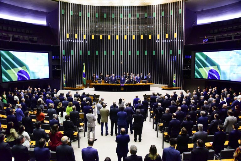 Deputados em pé no Plenário da Câmara estão conversando