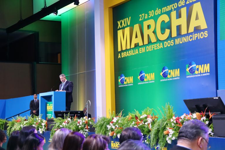 Lira discursa na marcha dos prefeitos