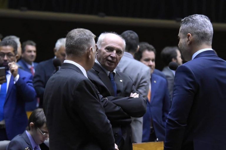 Deputado Lebrão conversa com outros deputados no plenário da Câmara