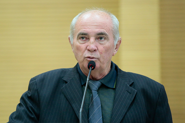 Deptuado Lebrão fala ao microfone