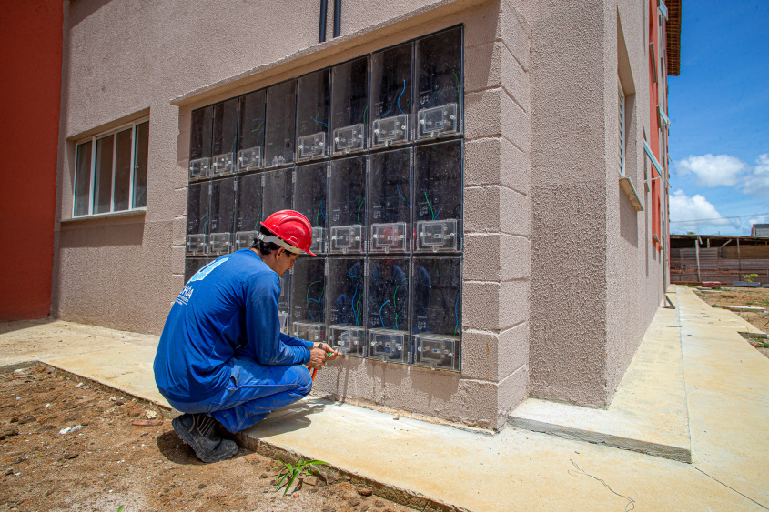 Eletricista Adriano Vieira ressalta que todos os dias o trabalho gera satisfação por beneficiar quem mais precisa. Foto: Célio Júnior / Secom Maceió
