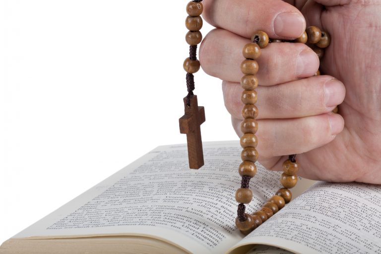 Cultura - geral - religião - pessoa rezando - oração - fé - pessoa rezando com um terço - terço dos homens