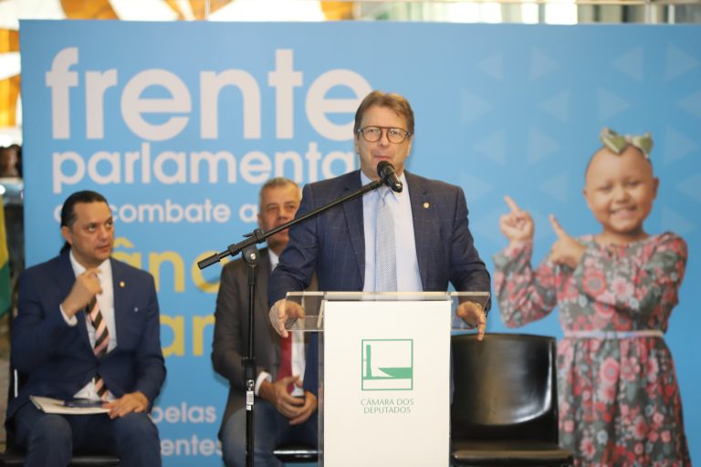 Bibo Nunes discursa no lançamento da frente parlamentar