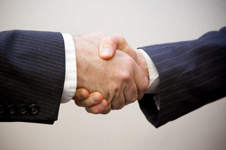 Direito e Justiça - geral - acordo aperto de mãos economia colaborativa colaboração assistência ajuda
