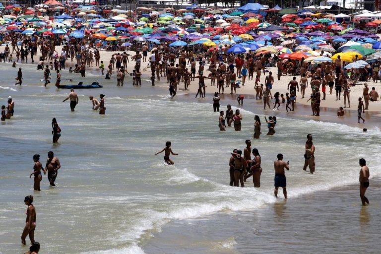 Banhistas lotam praia no Rio de Janeiro no verão