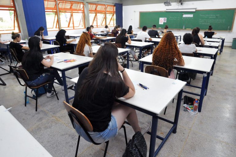 Educação - sala de aula - ensino médio jovens estudantes alunos adolescentes vestibular