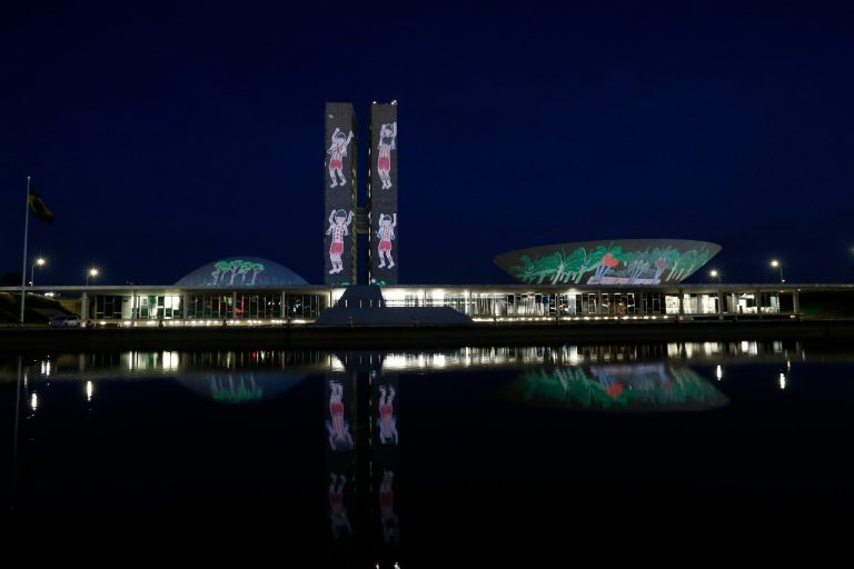 Projeção fachada Congresso Fora Garimpo Fora Covid #foragarimpoforacovid garimpeiros