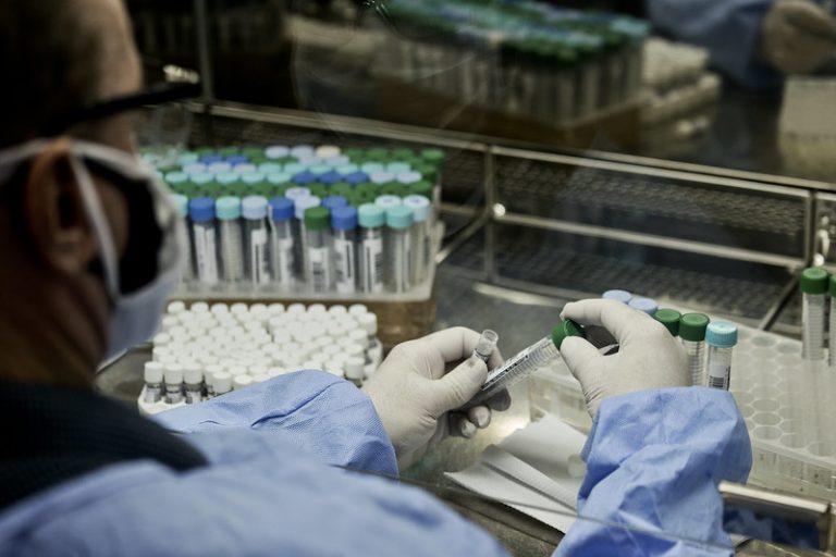 Pesquisador trabalha num laboratório