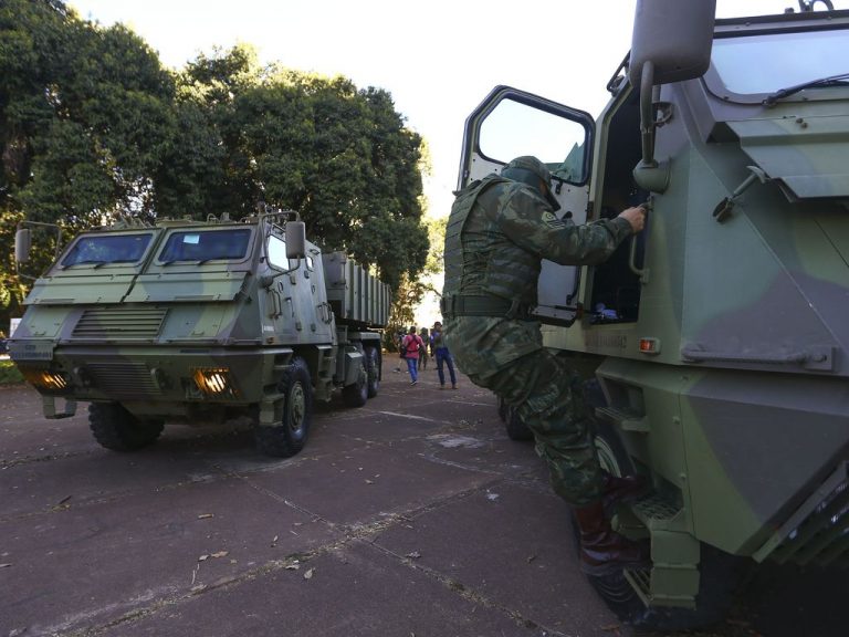 Segurança pública - forças armadas - desfile de tanques na Esplanada - Comboio com veículos blindados e armamentos passa pela Esplanada dos Ministérios