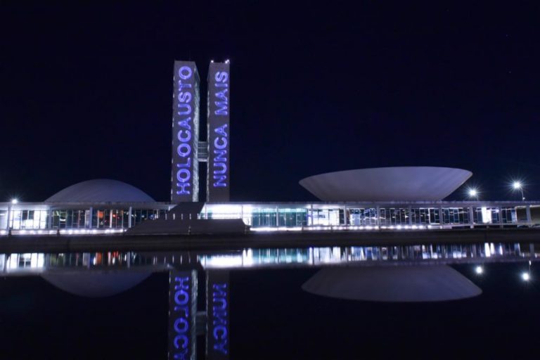 Projeção da frase "Holocausto Nunca Mais", em celebração do Dia do Holocausto e do Heroísmo