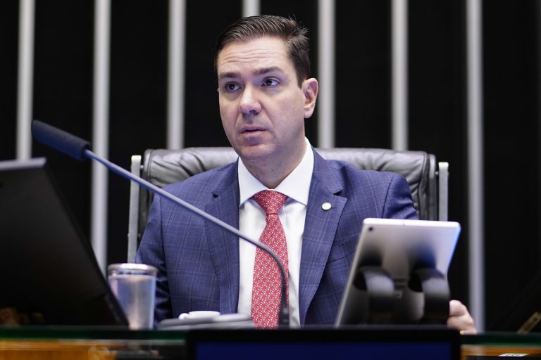 Deputado Eduardo Bismarck discursa no Plenário da Câmara. Ele é branco, tem cabelo escuro, veste um terno cinza e camisa branca