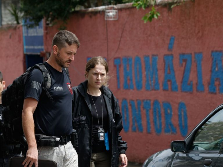 Segurança pública - geral - São Paulo (SP), 27/03/2023 - Peritos da Polícia Civil na Escola Estadual Thomazia Montoro, em Vila Sônia, após aluno atacar colegas e professoras à faca - violência escola
