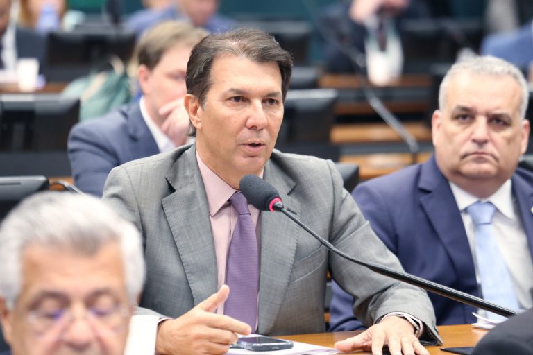 Deputado Arthur Oliveira Maia fala ao microfone