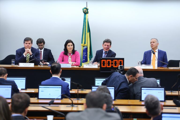 Deputados reunidos numa sala