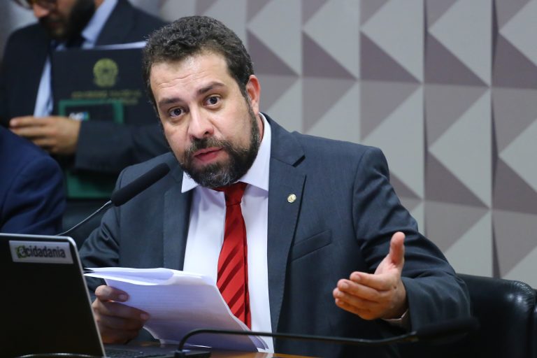 Deputado Guilherme Boulos fala ao microfone