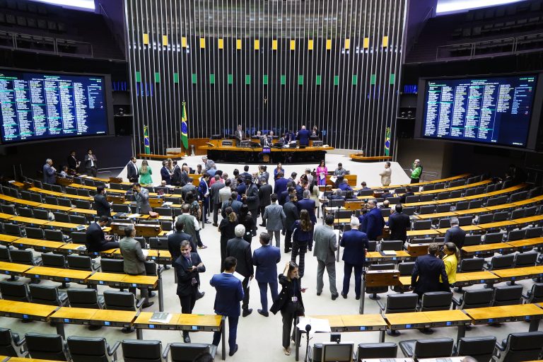Deputados em pé no Plenário da Câmara estão conversando