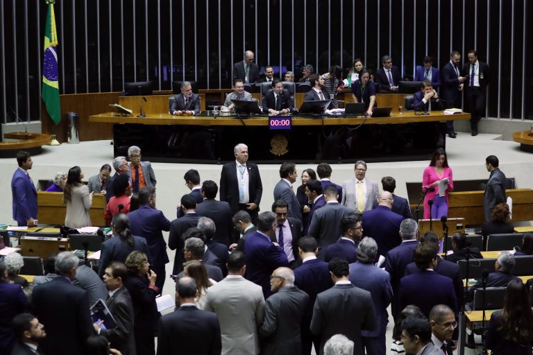 Deputados em pé no Plenário da Câmara estão conversando