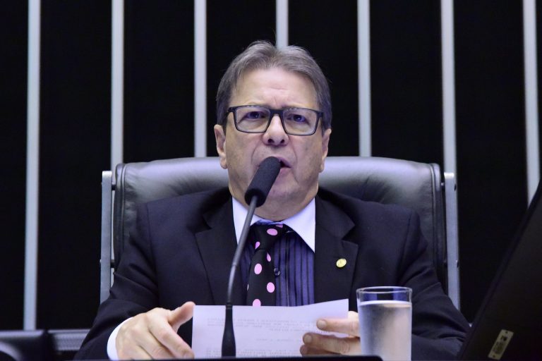 Deputado Bibo Nunes fala ao microfone