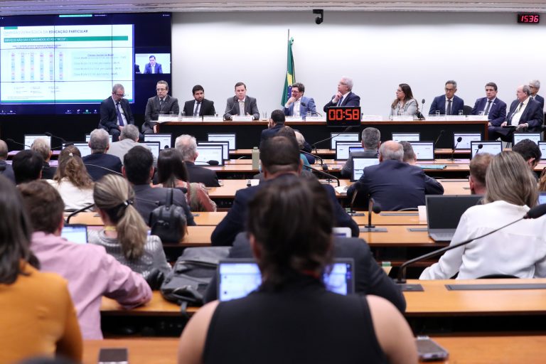 Deputados sentados no Plenário