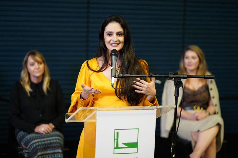 O livro foi escrito por dez mulheres que trabalharam nas diversas etapas de construção do Novo Marco Legal do Saneamento Básico. Coordenadora da publicação, Veronica Sánchez da Cruz