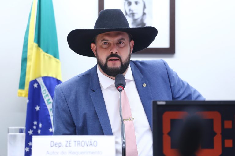 Deputado Zé Trovão fala ao microfone