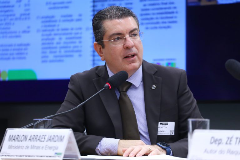 Diretor do Departamento de Biocombustíveis fala ao microfone