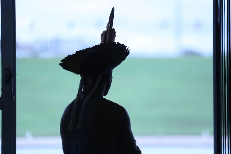 Índígena no Salão Negro, no lançamento da Frente Parlamentar Mista em Defesa dos Direitos dos Povos Indígenas