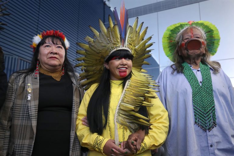 Frente Parlamentar Mista em Defesa dos Direitos dos Povos Indígenas. Presidente da Funai, Joenia Wapichana, deputada Célia Xakriabá e o líder indígena Kayapó Raoni Metuktire