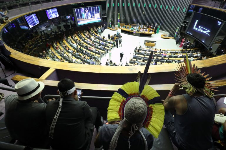 Indígenas assistem à sessão solene nas galerias do Plenário da Câmara