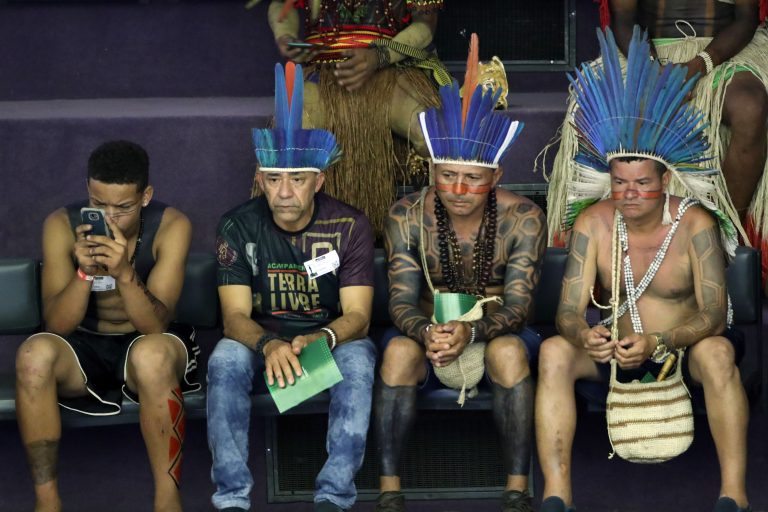 Indígenas assistem à sessão solene nas galerias do Plenário da Câmara