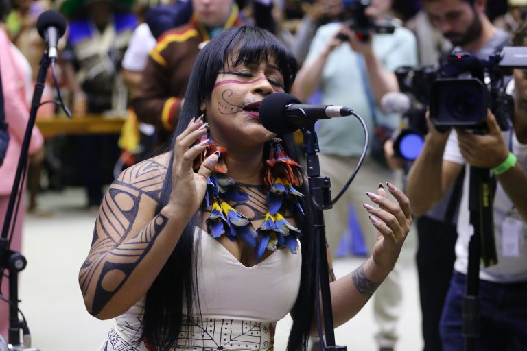 Artista Indígena Djuena Tikuna se apresenta na Homenagem à 19ª Edição do Acampamento Terra Livre