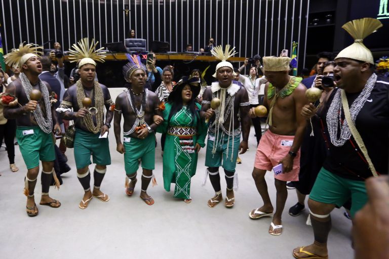 Indígenas cantam e dançam no Plenário da Câmara
