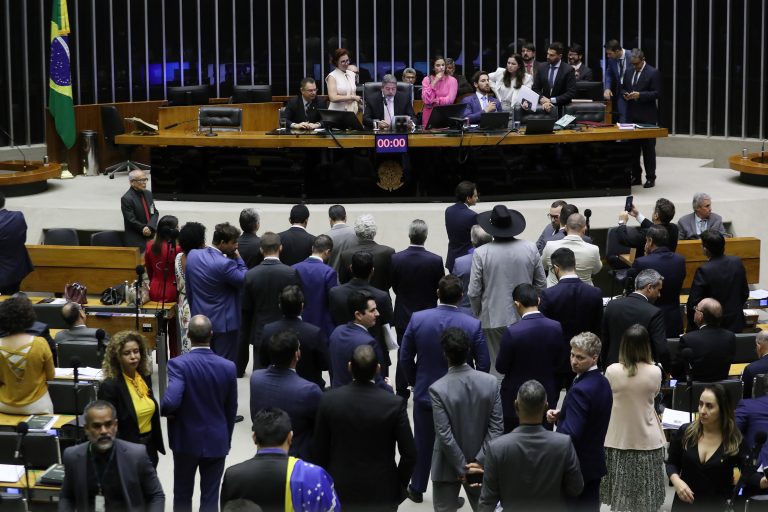 Deputados em pé no Plenário da Câmara estão conversando