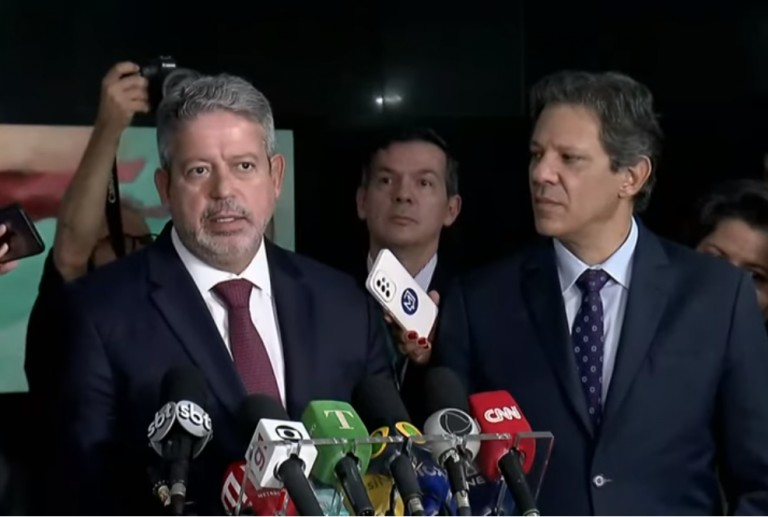 Lira concede entrevista ao lado de Haddad no Planalto