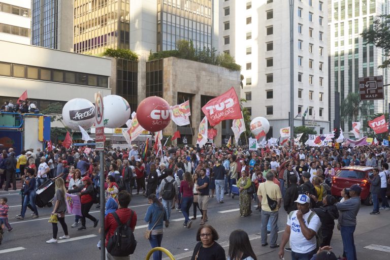 Trabalhadores protestam numa rua em São Paulo