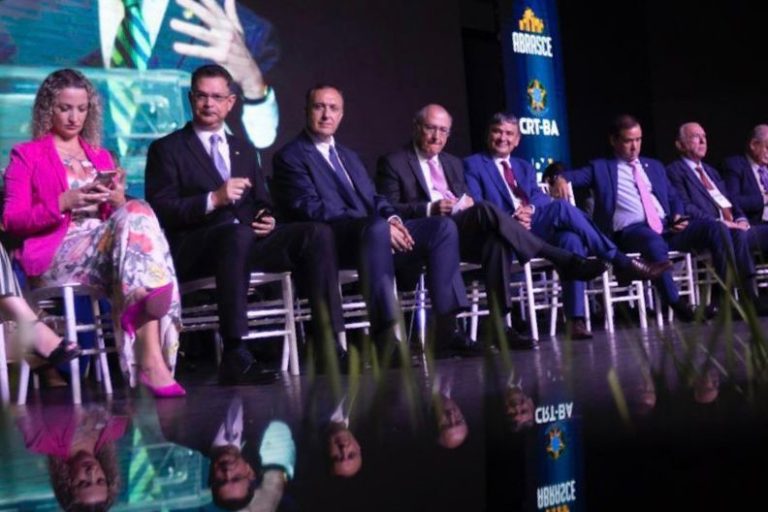 Mesa de abertura da marcha dos vereadores