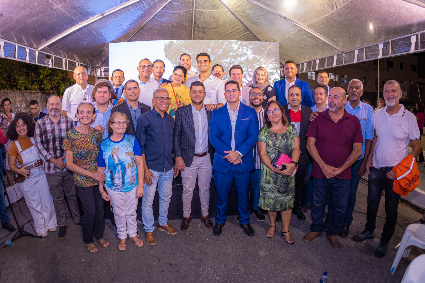 Prefeito JHC ao lado da comunidade que havia reivindicado a reforma da Praça da Bíblia. Foto: Itawi Albuquerque / Secom Maceió