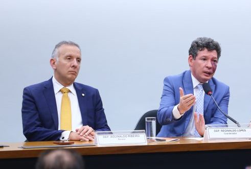 Deputados reunidos numa sala