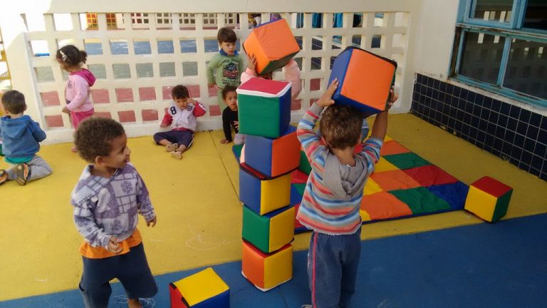 Educação - geral - ensino infantil creches brincadeiras crianças desenvolvimento motor ensino-aprendizagem