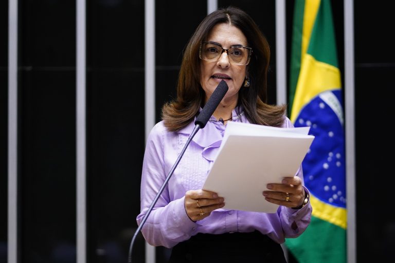 Deputada Rogéria Santos (Republicanos-BA) discursa no Plenário da Câmara