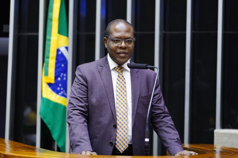 Ministro dos Direitos Humanos e da Cidadania, Silvio Almeida, no Plenário da Câmara dos Deputados