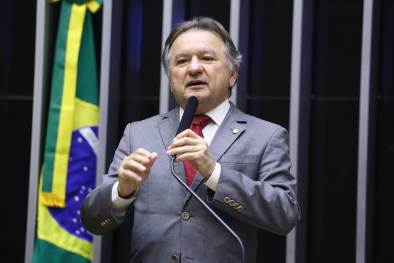 Deputado Merlong Solano (PT-PI) no Plenário da Câmara dos Deputados