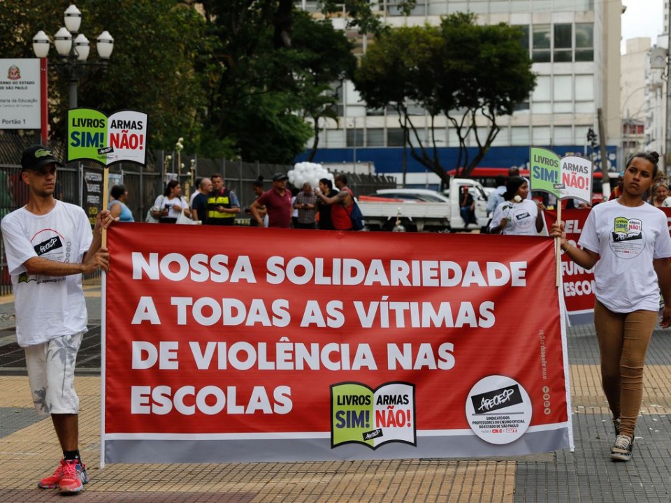 Educação - geral - segurança - Professores de São Paulo protestam contra a violência nas escolas em frente à Secretaria de Educação, na Praça da República, após o ataque na escola Thomazia Montoro.