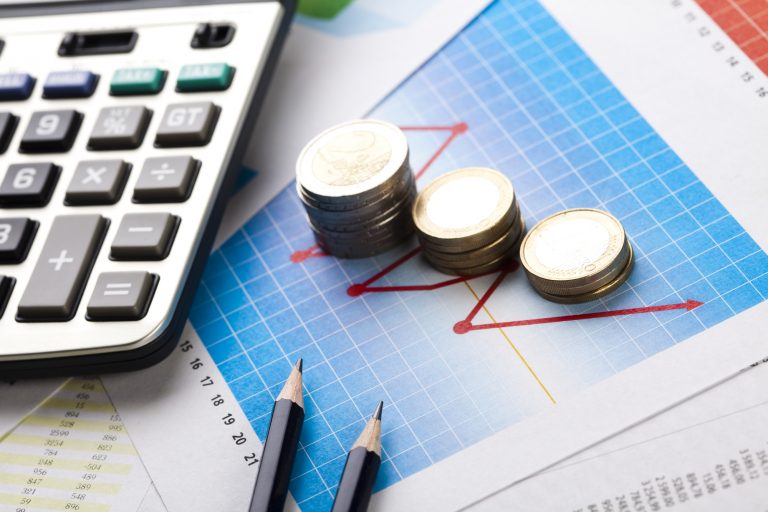 Gráfico azul e relatórios de gráfico na tabela de escritório